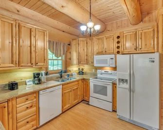 Ridge Views - Private Mountain Top Cabin 2 Bedroom Cabin by Heavenly Views Resort - Gatlinburg - Kitchen