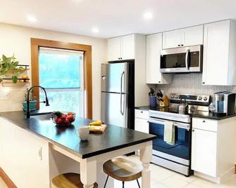 Cozy 3 Bedroom Getaway with Hot Tub - Burlington - Kitchen