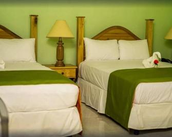 Deluxe Quadruple Room, 2 Queen Beds, Garden View - Runaway Bay - Schlafzimmer