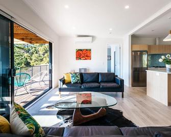 Putaki Bay - Kereru Villa - Be My Guest Waiheke - Surfdale - Living room