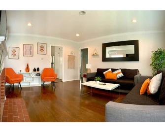 Bright 2 Bedroom Cozy House! Pasadena/Alhambra Prime Location! Dogs Ok! - Alhambra - Living room