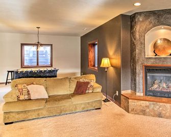 Sturgis Vacation Rental w/ Hot Tub & Game Room! - Sturgis - Obývací pokoj
