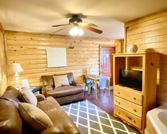 Cozy Cabin, Jacuzzi Tub, Kitchenette, Screened in Porch, Mountain Views. - Mena - Huiskamer