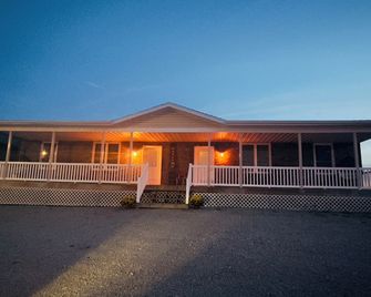 Quaint, clean 2-bedroom townhome close to Lake Rathbun with AC in Rathbun, Iowa - Centerville - Gebouw