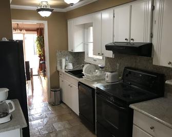 Gorgeous 3 Bedroom Luxurious Home Private - Brampton - Kitchen