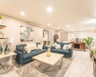 Luxury, Private Home with Pool & Hot Tub, near Golf Course and Beach! - Osoyoos - Stue