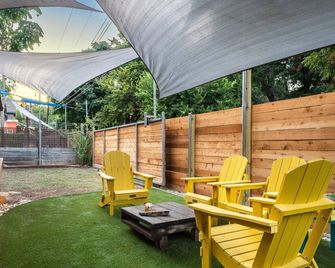 East Austin Bungalow W Bbq Firepit Fun Yard - אוסטין - פטיו