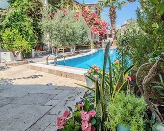 Morisi Pansiyon Karaburun - Karaburun - Pool