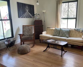 Historic Anderson Farmhouse, South Knoxville, near UT, downtown, Ijams & Smokies - Knoxville - Wohnzimmer