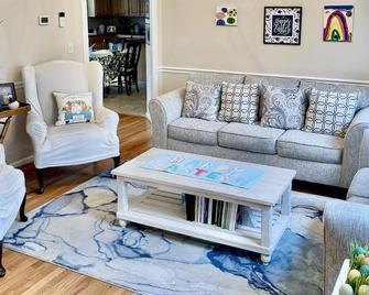 Stunning, spacious family home, adjacent to DT Annapolis, - Arnold - Living room