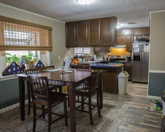 2 Bedrooms of your choosing/ Pool/ Pet Friendly - West Monroe - Restaurant