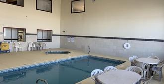 布倫特伍德套房酒店 - 霍布斯 - 霍布斯 - 游泳池