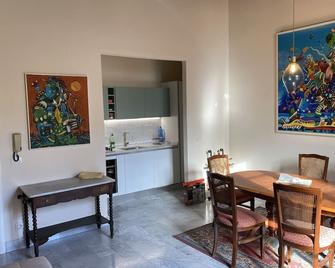 Renovated apartment with 3 bedrooms in an historic palazzo between port and old town - Livorno - Dining room