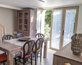 Charming farmhouse for 4 people on vacation - Clermont-l'Hérault - Comedor