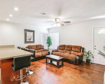 5 Mi to Coast: Centrally Located Long Beach Home! - Long Beach - Living room