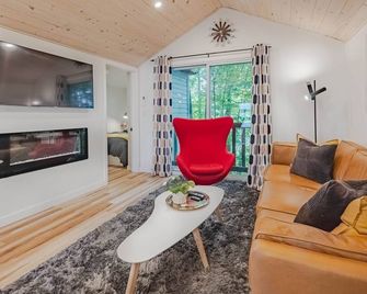 Red Fox - 2 Bedroom Vibrant Cottage - Sharbot Lake - Living room