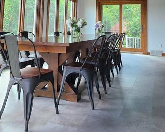 Gathering Table Retreat -Secluded farmhouse with pool & pond - Mukwonago - Dining room