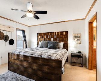 Spacious 3BR Mini-Ranch w/ Covered Patio & Carport with San Juan Mountain Views - Montrose - Bedroom