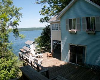 120 Feet of Private Beachfront - Trumansburg - Patio