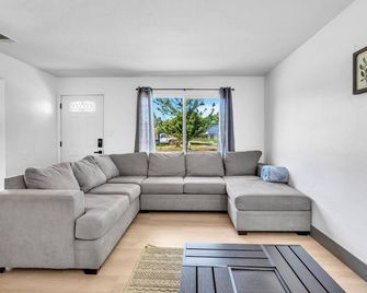 Fully Remodeled Beauty in the Heart of Vacaville w/ Huge Backyard! - Vacaville - Σαλόνι
