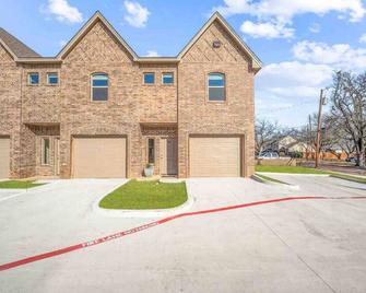 New Townhome-Walk to Tarleton - Stephenville - Gebäude