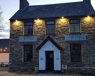 The Ring Pub Bed And Breakfast - Rhosgoch - Edificio