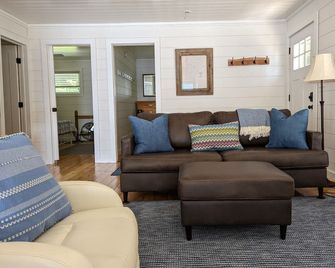 Cozy Cottage with private beach - Saint Albans - Living room