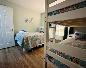 Family Getaway - Boardwalk to the Beach, 3 pools, Tennis - Hilton Head Island - Bedroom