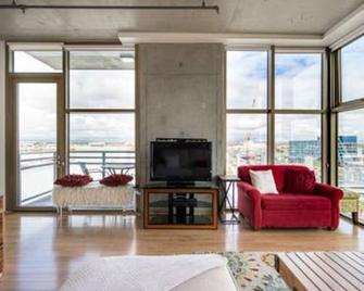 Spectacular 270 Degree View- Clean And Full Of Amenities - Las Vegas - Living room