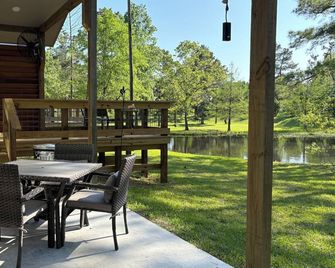 Hog Heaven Waterfront Cabin on Stocked Pond 4 miles to Lufkin - Lufkin - Binnenhof