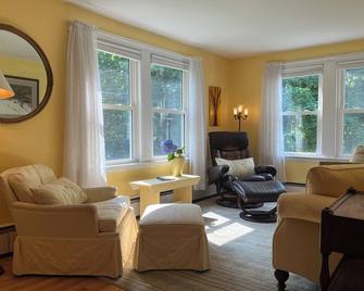Peaceful retreat in central Yarmouth, walking distance to Main Street. - Yarmouth - Living room