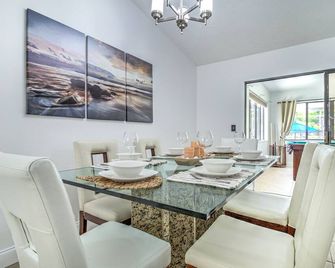 Welcome to Your Coastal Oasis! Pool Home 20 Mins to the Beach and Port! - Rockledge - Dining room