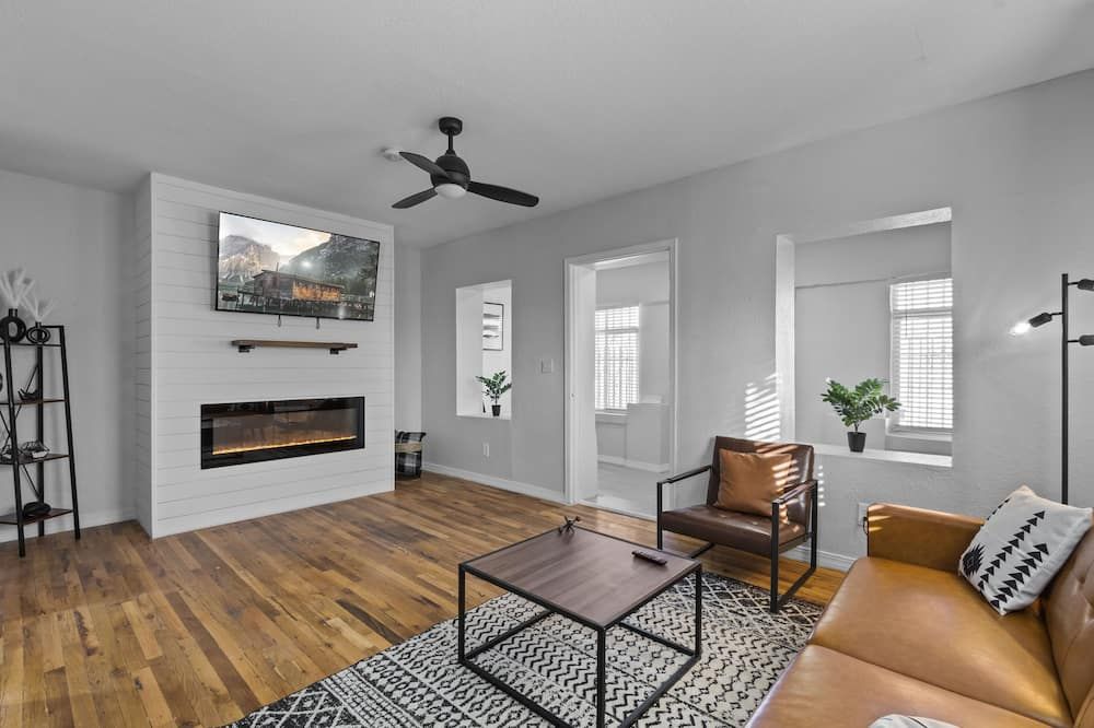 Welcoming modern Apartment in Central El Paso - El Paso - Living room