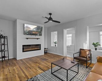 Welcoming modern Apartment in Central El Paso - El Paso - Living room