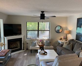 Hello Lake Escape ! - Ashville - Living room