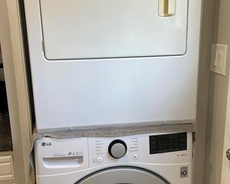 Renovated Suite 6 Minutes To Uvic And Beach – Modern Comforts & Pet-Friendly - Victoria - Lavandería