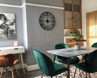 Sleeps 5 Fast Wifi Free Parking Long-Term Available - Coventry - Dining room