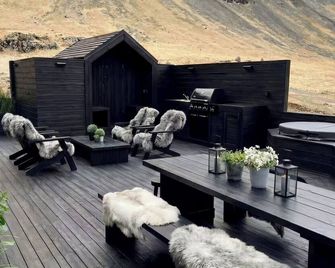 Waterfall Villa - Black Beach & Fjord Views - Djupivogur
