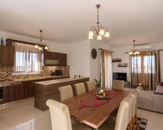 Elpidis Villa - Kokkinos Pyrgos - Comedor