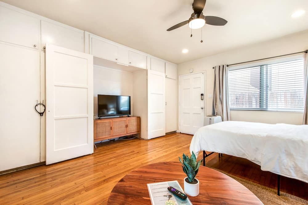 Stroll to the Beach from your 2nd Street Studio - לונג ביץ' - חדר שינה