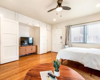 Stroll to the Beach from your 2nd Street Studio - Long Beach - Soverom