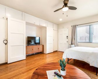 Stroll to the Beach from your 2nd Street Studio - לונג ביץ' - חדר שינה