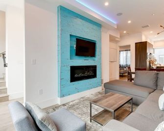 Luxury Modern 4 Bedroom 3 Bathroom Home with Rooftop Deck #2 - Los Angeles - Pokój dzienny