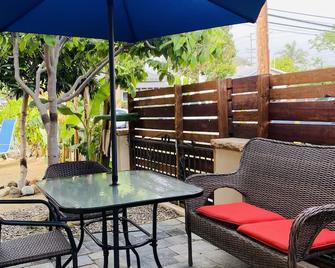 2 Bed 1 Bath , Grand Pa's Cottage, Long Term Vacation Rentals . - Santa Barbara - Innenhof
