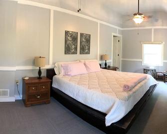 Riverfront - Happy Peach on the Shenandoah - Strasburg - Bedroom