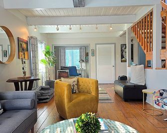 Stonington borough 2 bedroom, Sleeps 6 guests, close to beach, - Stonington - Living room