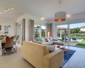 Villa Sky Dream for 8 persons near Novigrad - Bužinija - Living room