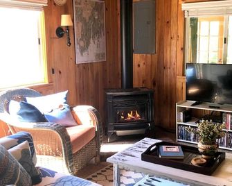 2 bedroom cottage only 187 steps away from Popham Beach! - Phippsburg - Living room