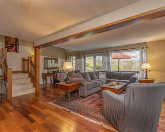 Large Backyard, Game Room, Has Ac | Saltbox 1d - Quechee - Living room