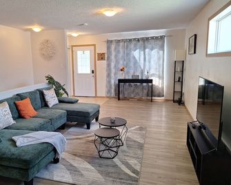 Cozy 2 Bedrooms in a stylish home in Central Brandon - Brandon - Vardagsrum